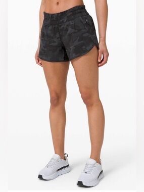 Lululemon Tracker Short V 4” Incognito Camo Multi Grey, Size 6 Camouflage Black